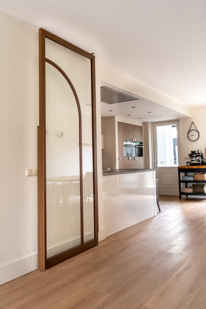 Stalen taatsdeur met glas in een woonkamer